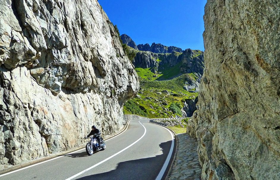 Moto en carretera suiza