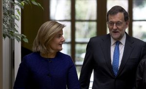 Mariano Rajoy y Fátima Bánez en pasillo