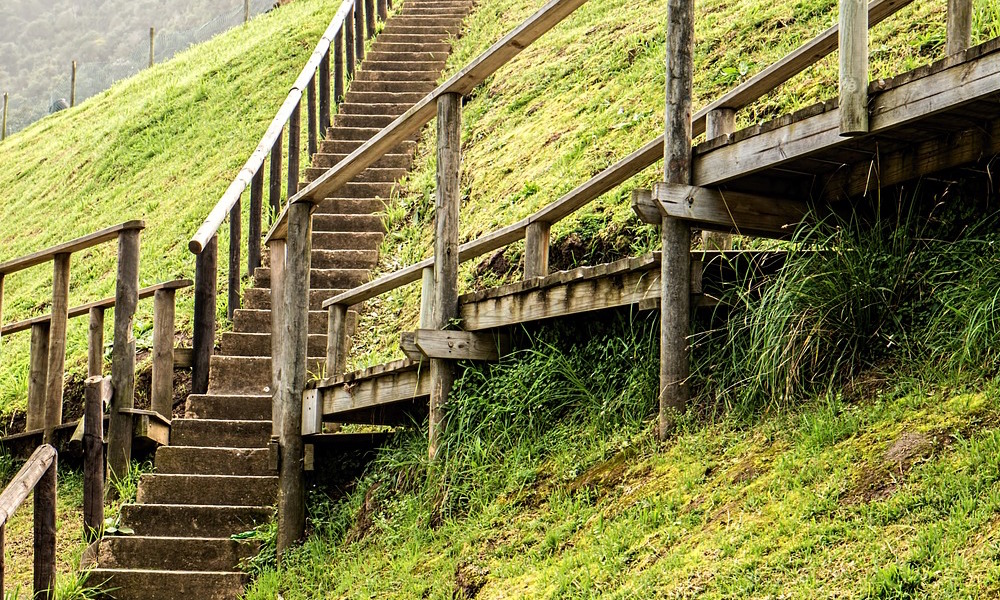 Cruce de caminos en escaleras