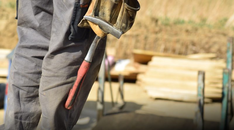 Trabajador de la construcción con herramientas