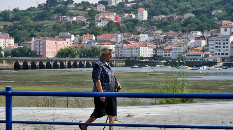 Señora andando en Pontedeume (Galicia)