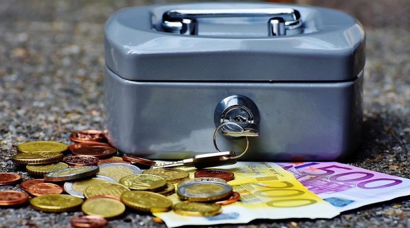 Caja con dinero en euros